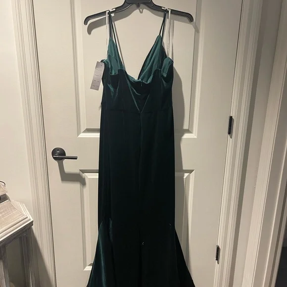 Beautiful hunter green velour bridesmaid dress, size 20W. Unaltered + never worn - Picture 5 of 6